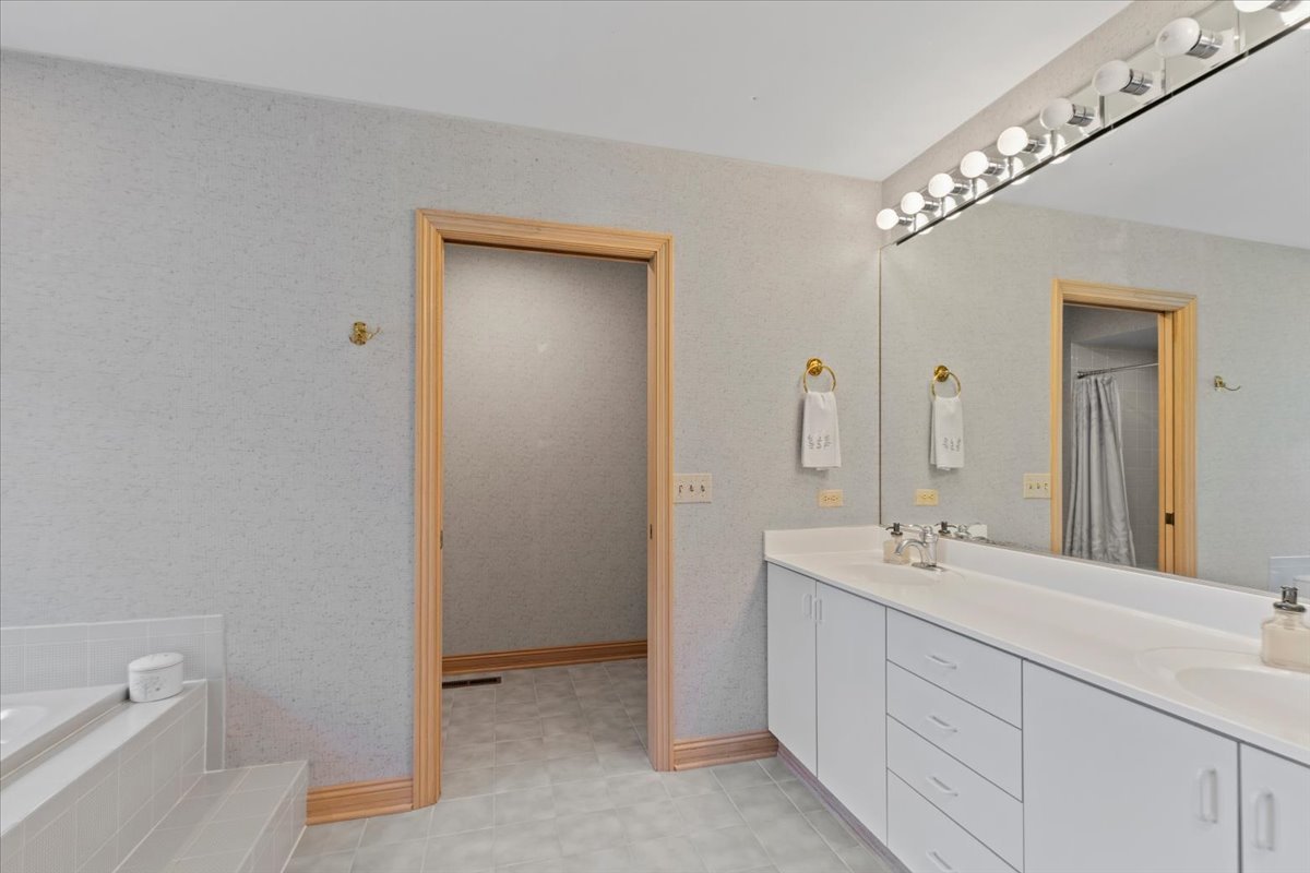17917 W Pond Ridge Circle, Gurnee, IL 60031