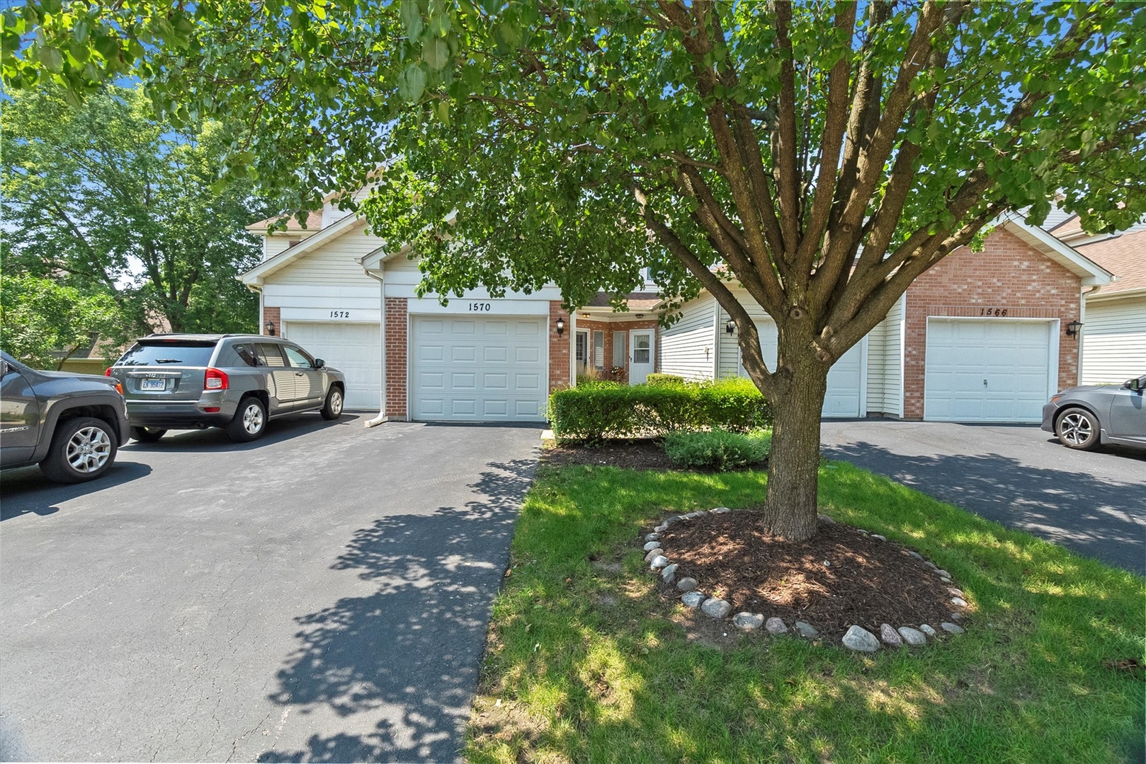 1570 Darien Lake Drive, Darien, IL 60561