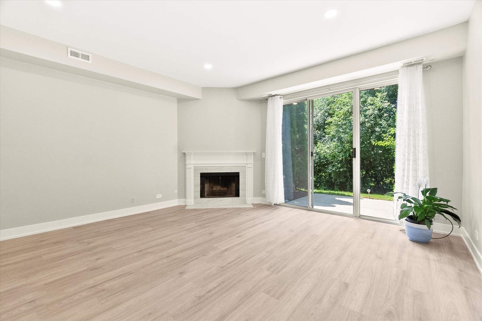 1570 Darien Lake Drive, Darien, IL 60561
