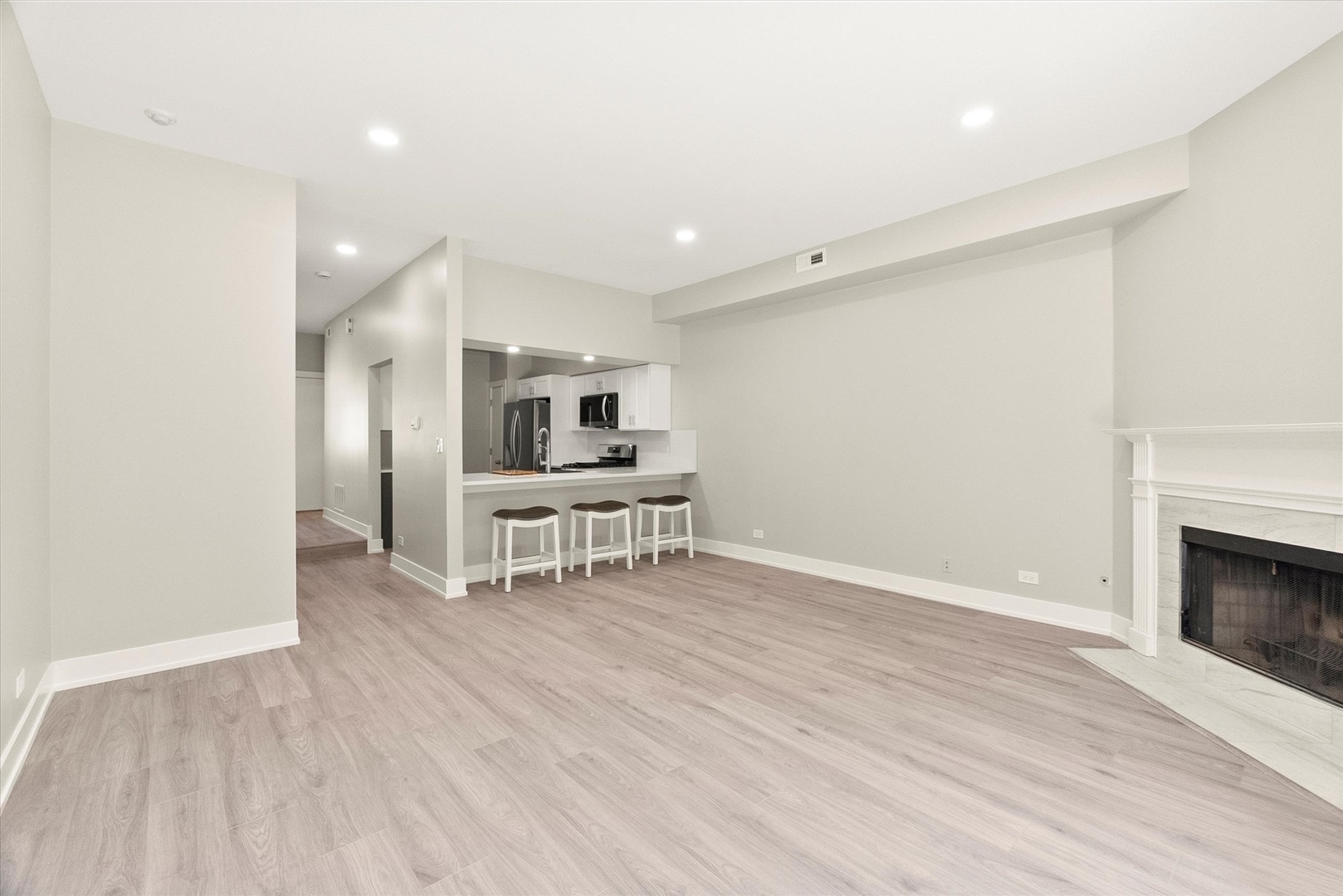 1570 Darien Lake Drive, Darien, IL 60561