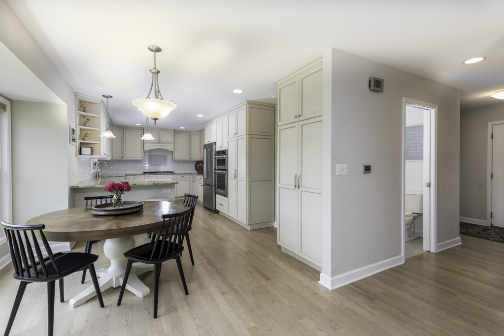 1138 Sussex Lane, Libertyville, IL 60048