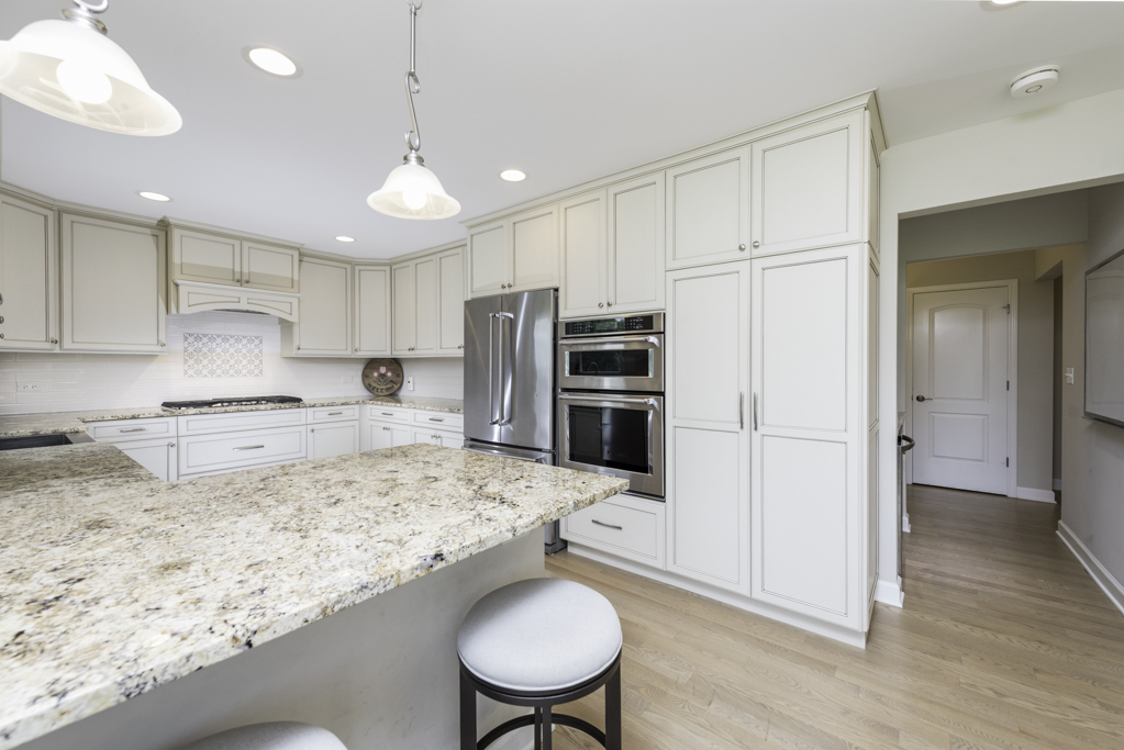 1138 Sussex Lane, Libertyville, IL 60048