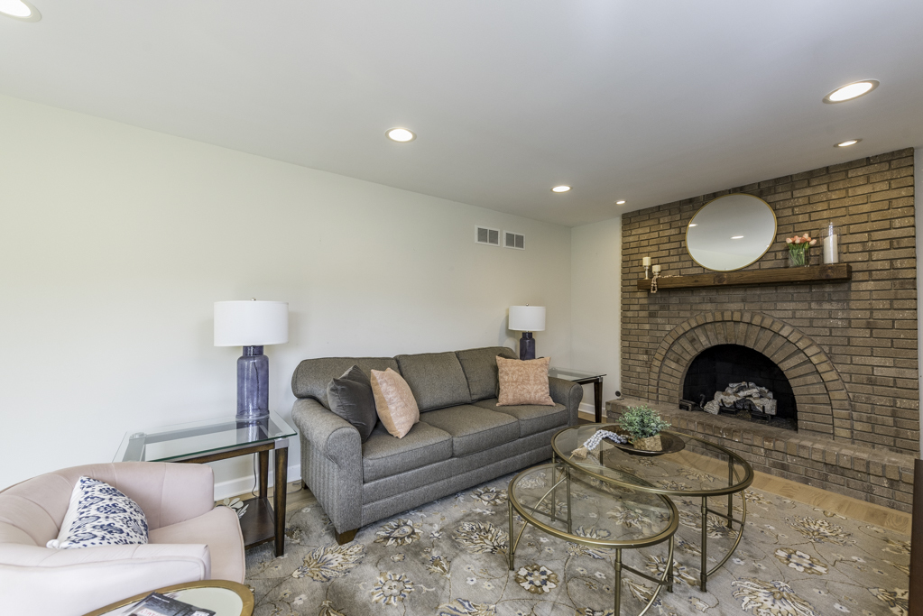 1138 Sussex Lane, Libertyville, IL 60048
