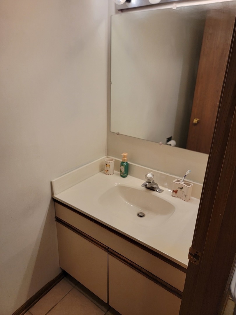 2 Kristin Circle #7, Schaumburg, IL 60195