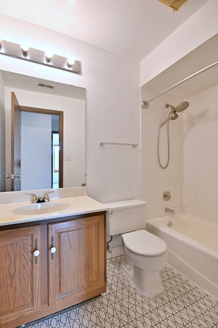 711 S River Road #508, Des Plaines, IL 60016