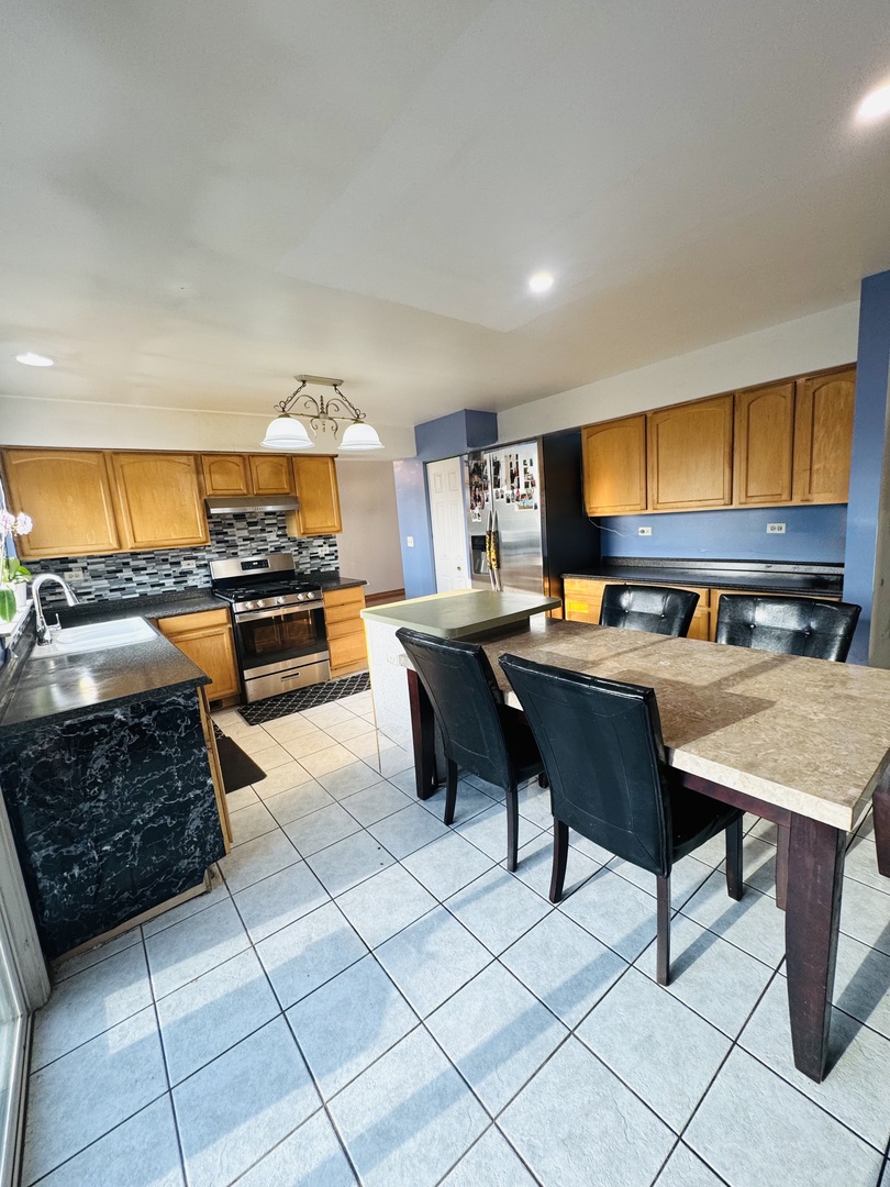 2087 Chesterfield Lane, Aurora, IL 60503
