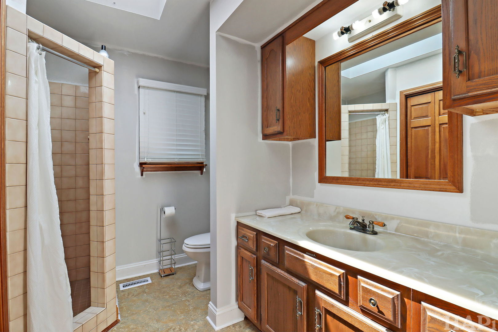 215 S Northwest Highway, Cary, IL 60013
