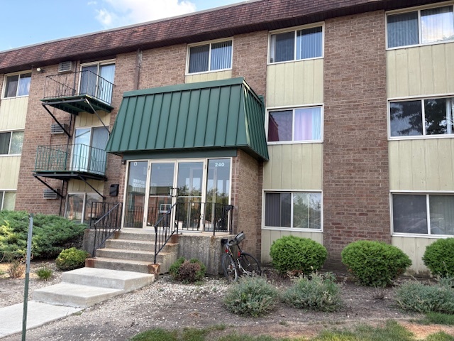 240 Springhill Drive #311, Roselle, IL 60172
