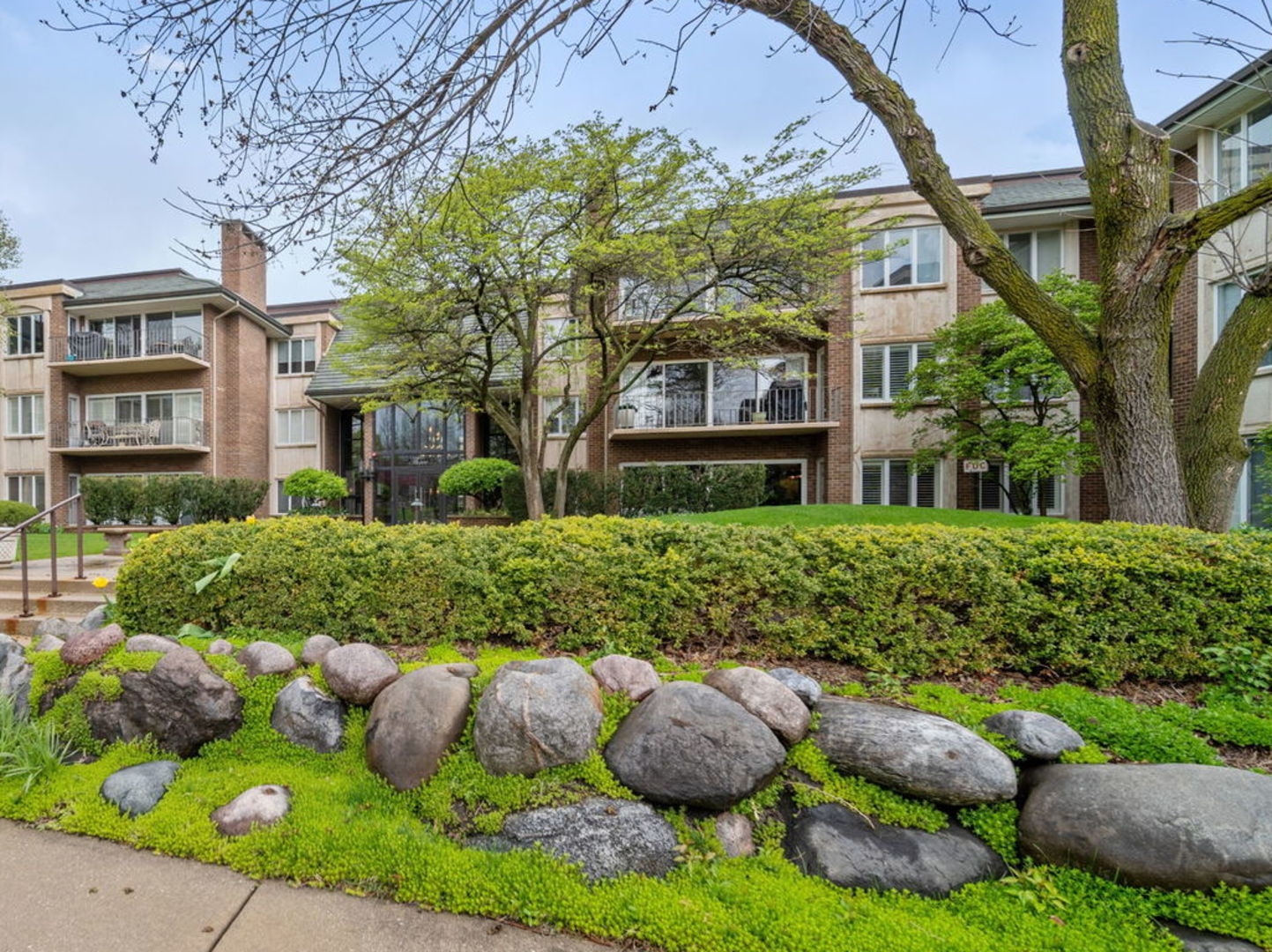 3 Oak Brook Club Drive #E305, Oak Brook, IL 60523
