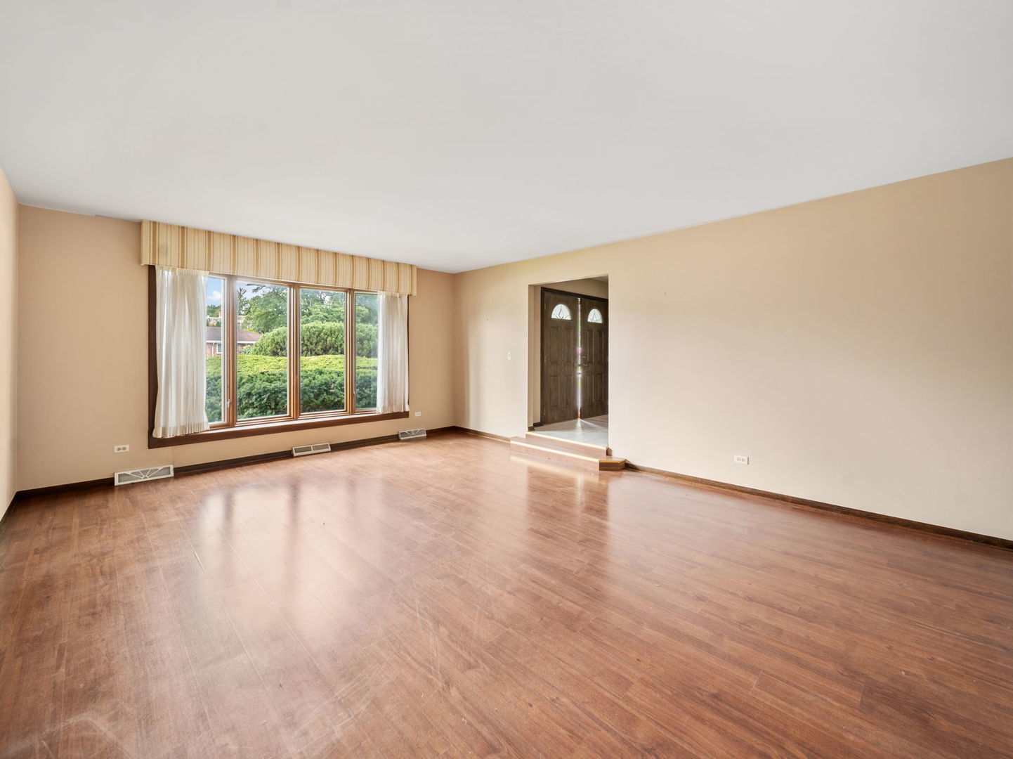 2S631 Avenue Latours, Oak Brook, IL 60523