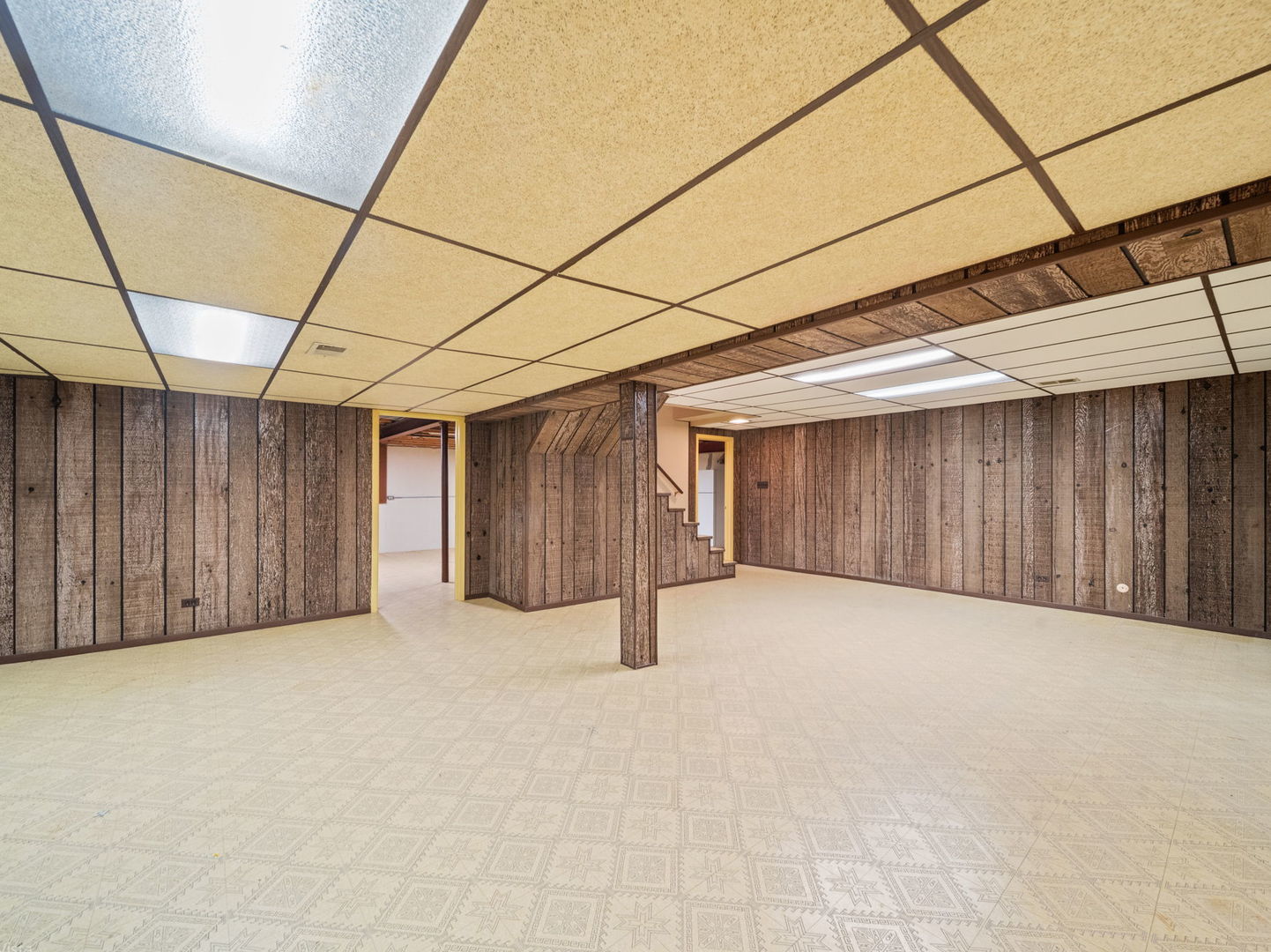 2S631 Avenue Latours, Oak Brook, IL 60523