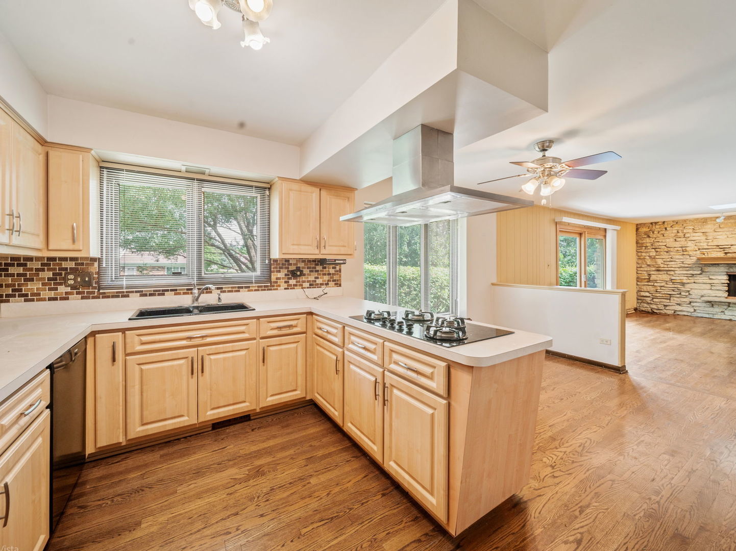 2S631 Avenue Latours, Oak Brook, IL 60523