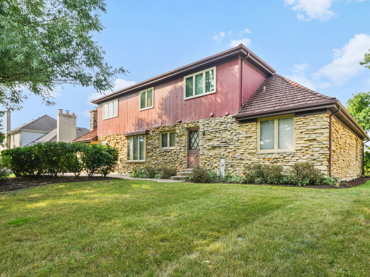 2S631 Avenue Latours, Oak Brook, IL 60523