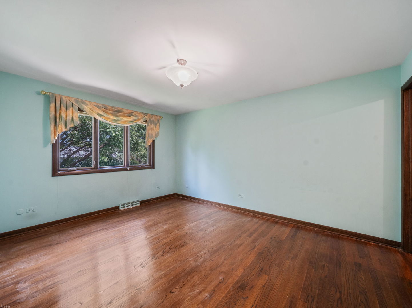 2S631 Avenue Latours, Oak Brook, IL 60523