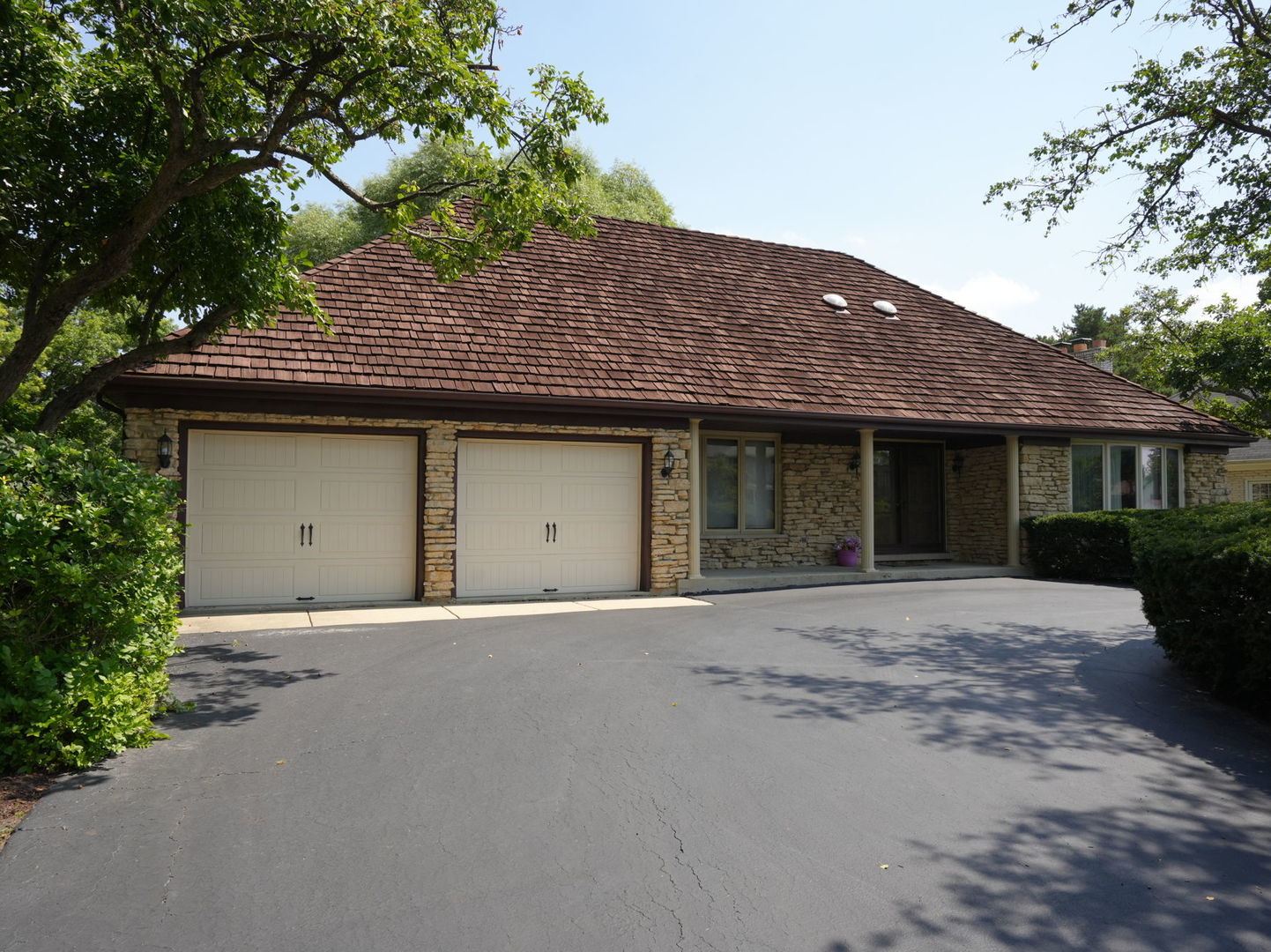 2S631 Avenue Latours, Oak Brook, IL 60523
