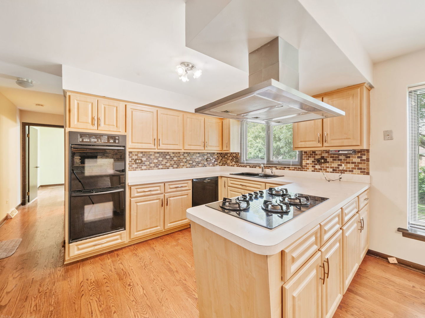 2S631 Avenue Latours, Oak Brook, IL 60523