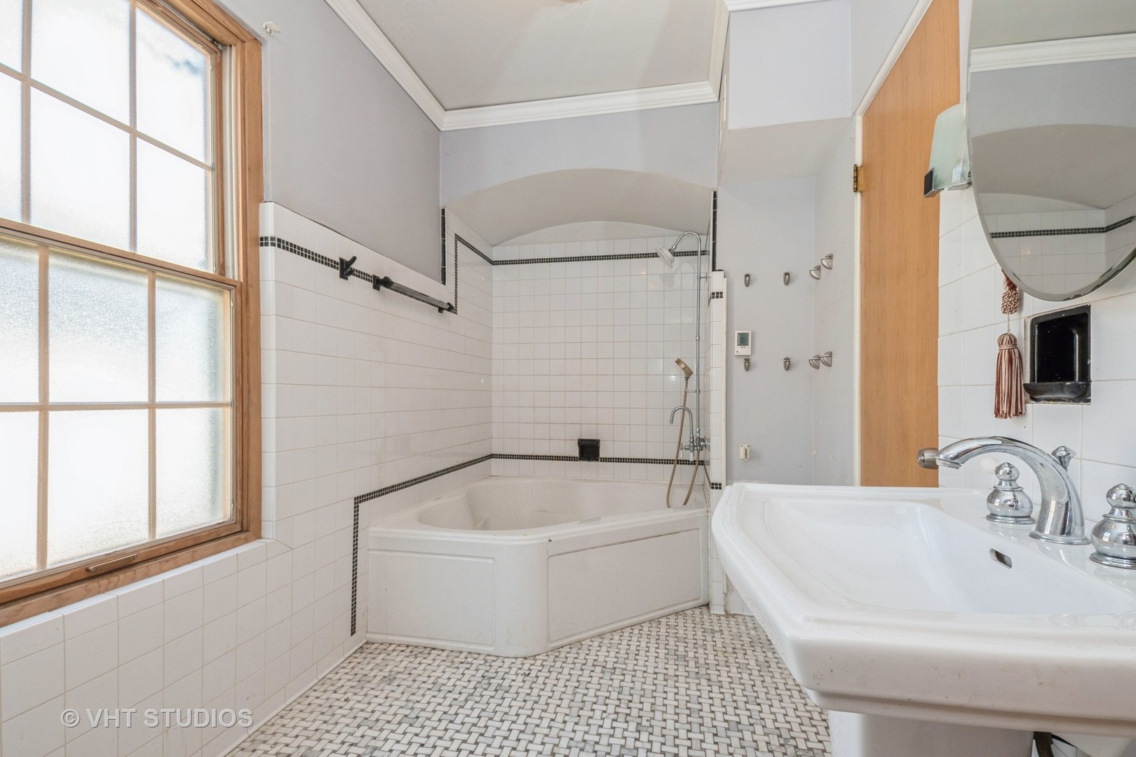 10057 S Bell Avenue, Chicago, IL 60643