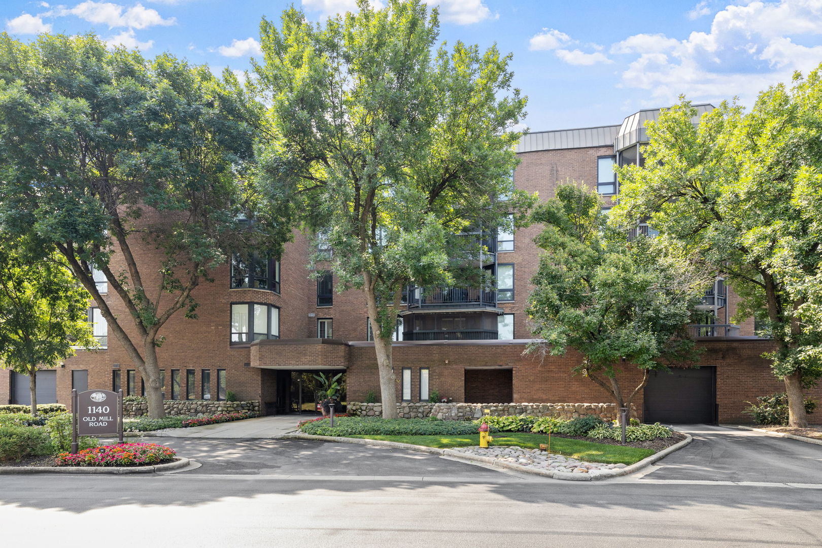 1140 Old Mill Road #201F, Hinsdale, IL 60521