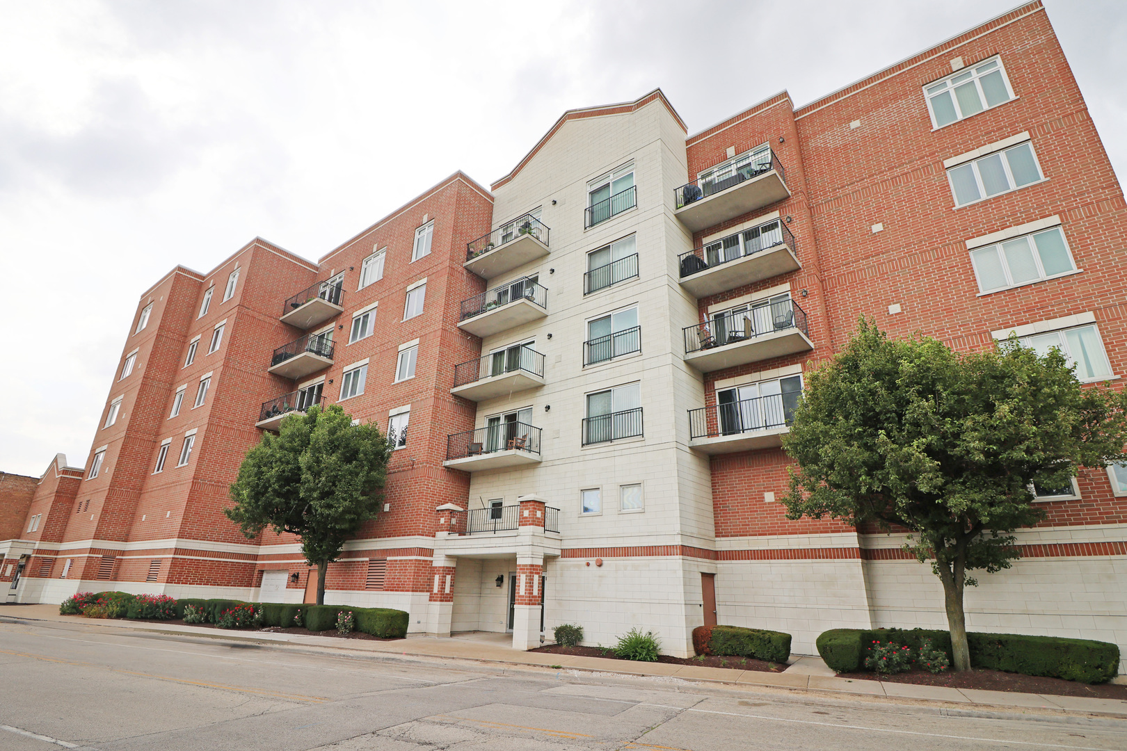 8822 Brookfield Avenue #305, Brookfield, IL 60513