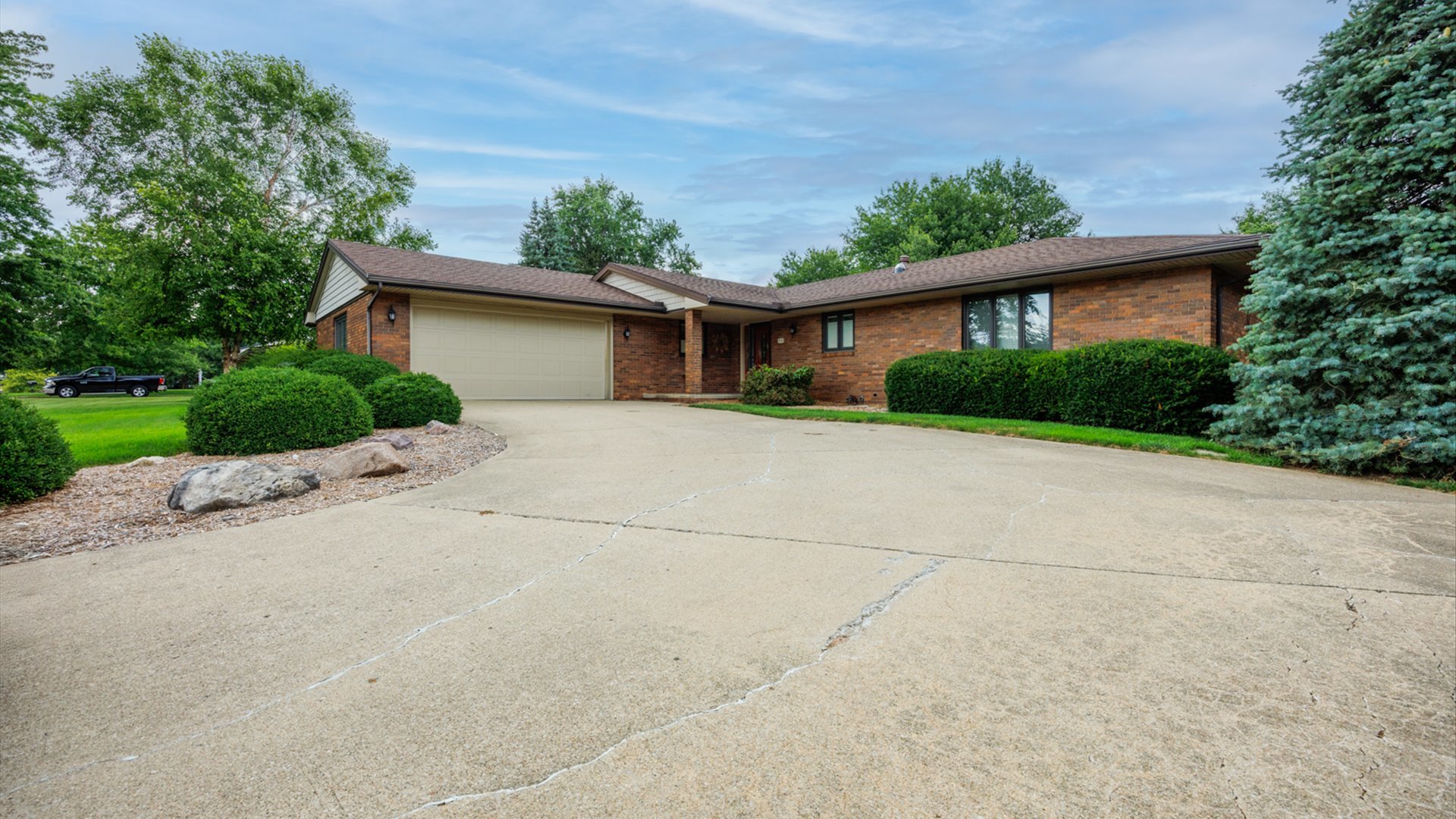 212 Hampton Drive, Bloomington, IL 61704