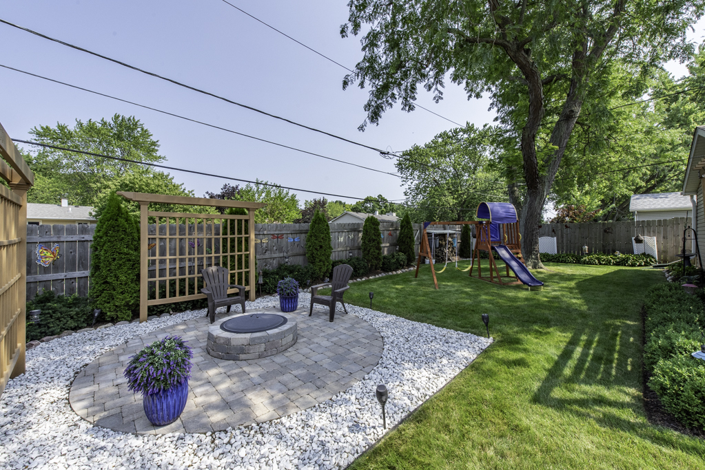 919 Charles Avenue, Winthrop Harbor, IL 60096