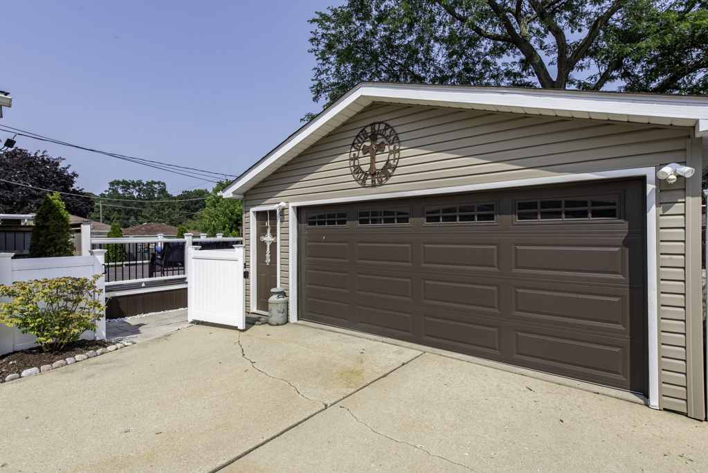 919 Charles Avenue, Winthrop Harbor, IL 60096