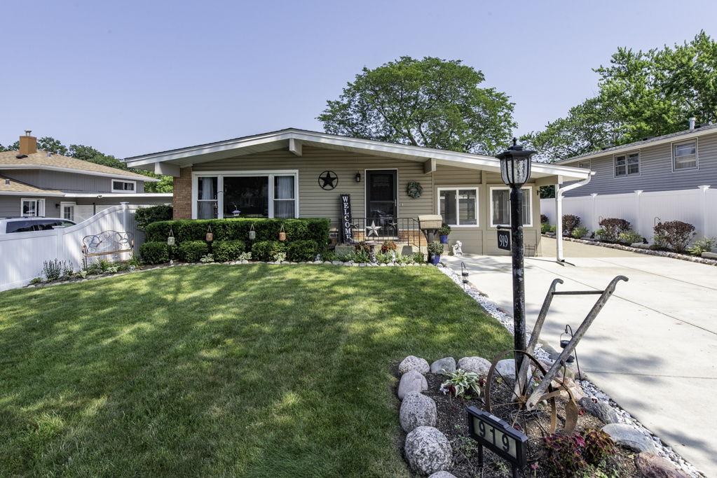 919 Charles Avenue, Winthrop Harbor, IL 60096
