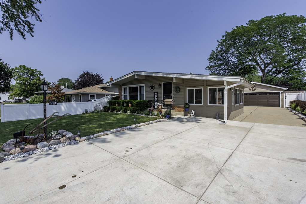 919 Charles Avenue, Winthrop Harbor, IL 60096