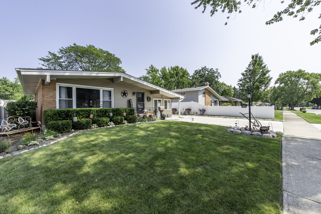 919 Charles Avenue, Winthrop Harbor, IL 60096