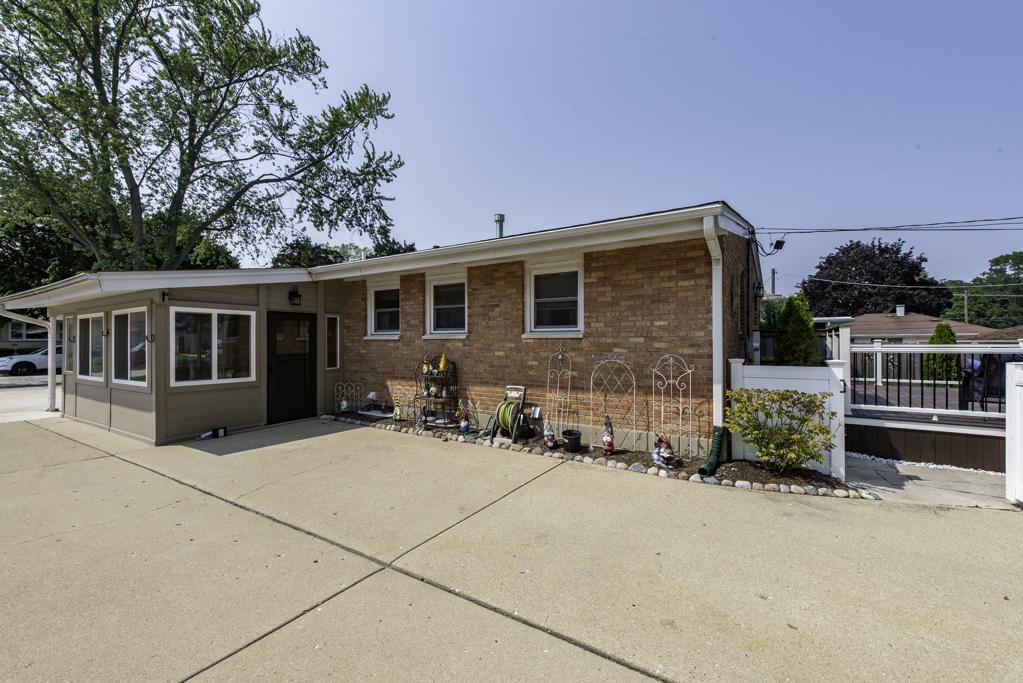 919 Charles Avenue, Winthrop Harbor, IL 60096