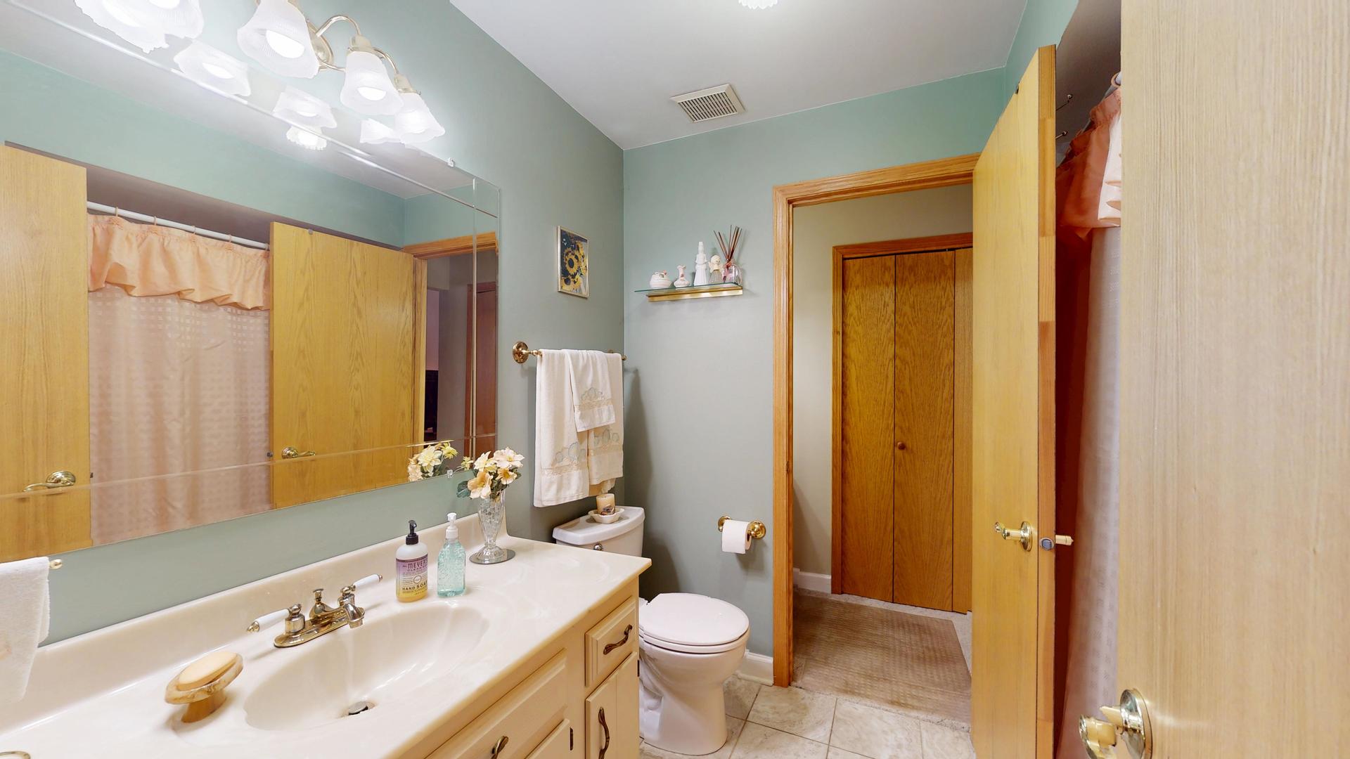 1608 E Crabtree Drive, Arlington Heights, IL 60004