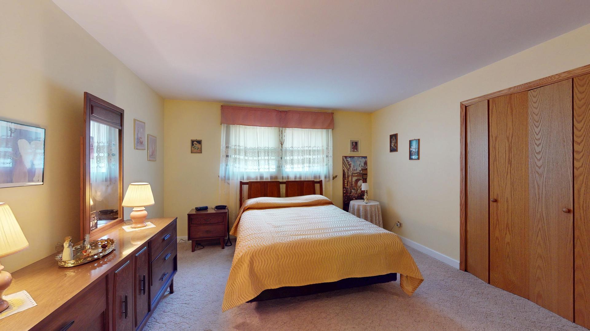 1608 E Crabtree Drive, Arlington Heights, IL 60004