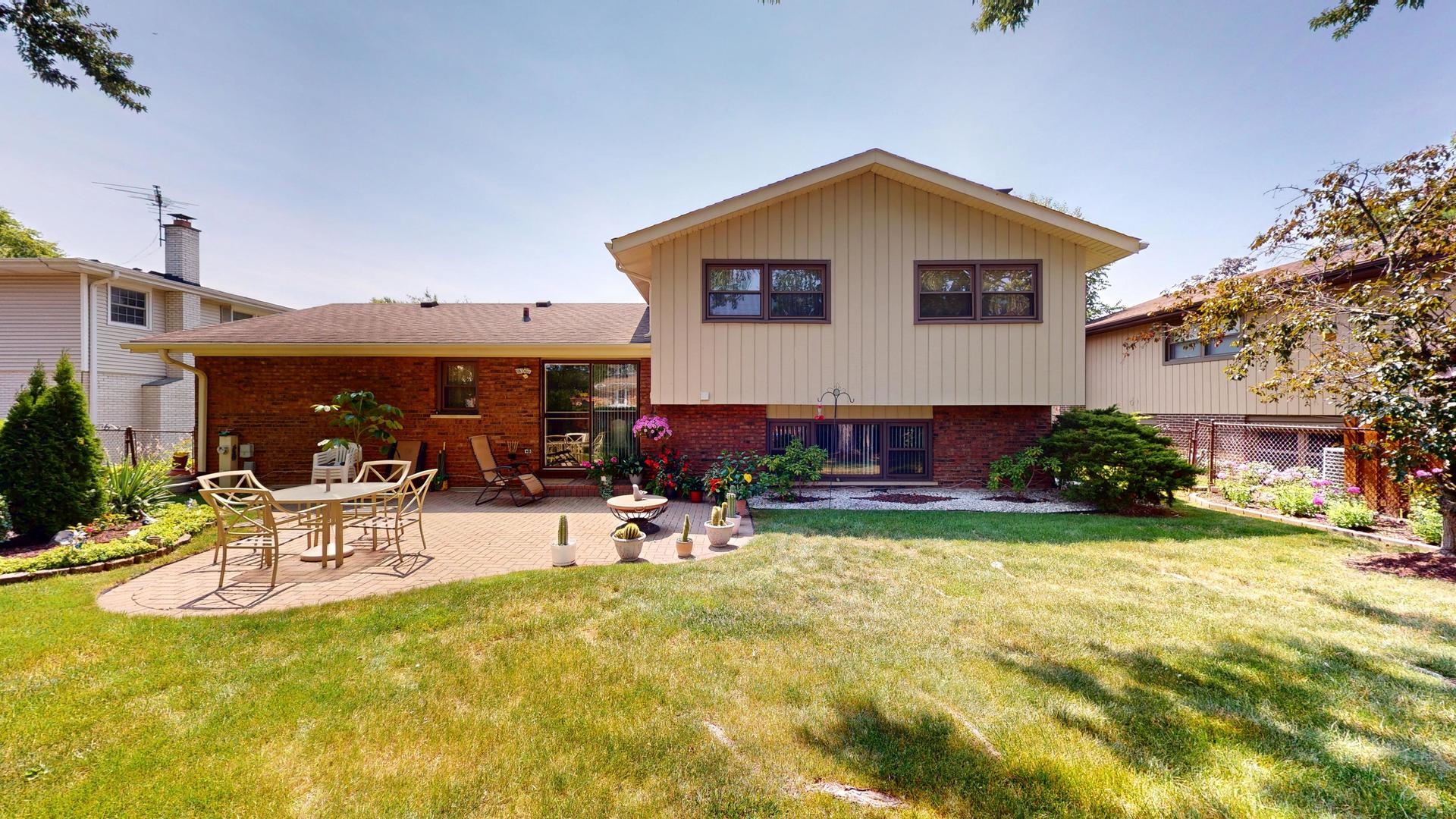 1608 E Crabtree Drive, Arlington Heights, IL 60004