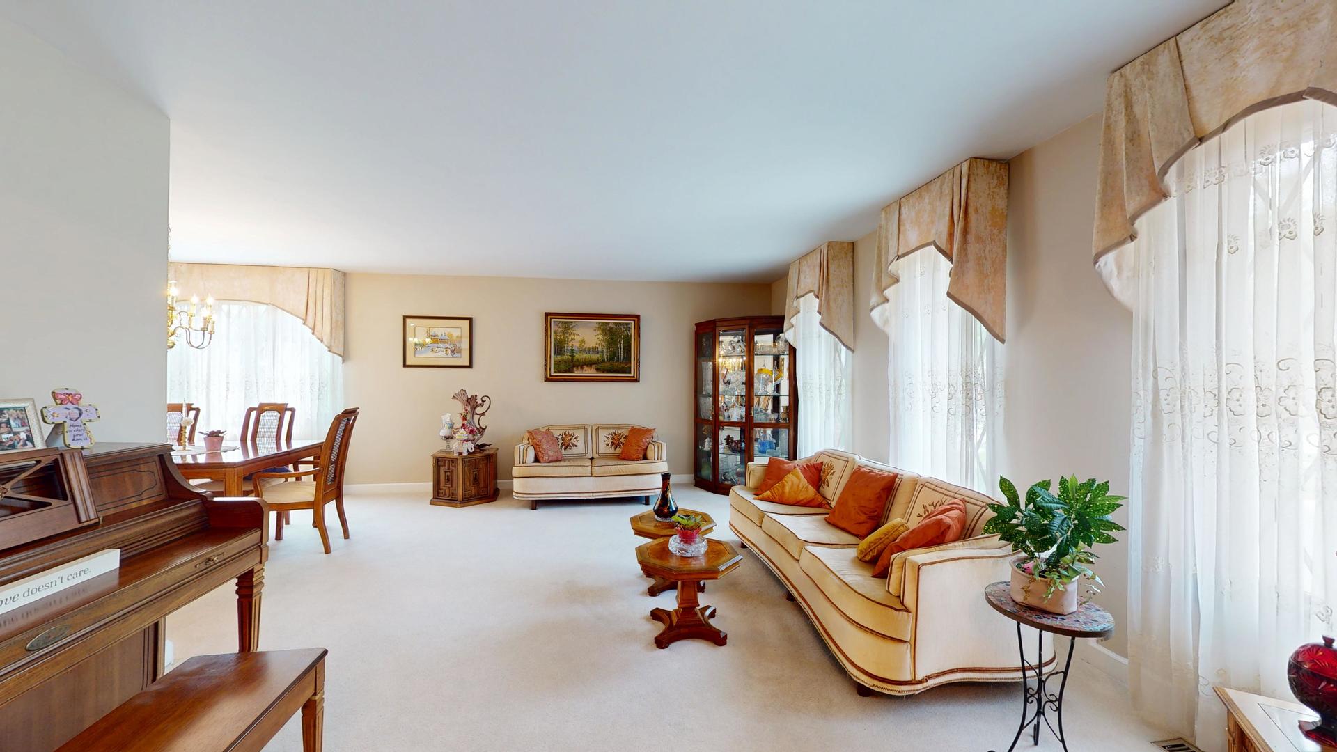 1608 E Crabtree Drive, Arlington Heights, IL 60004