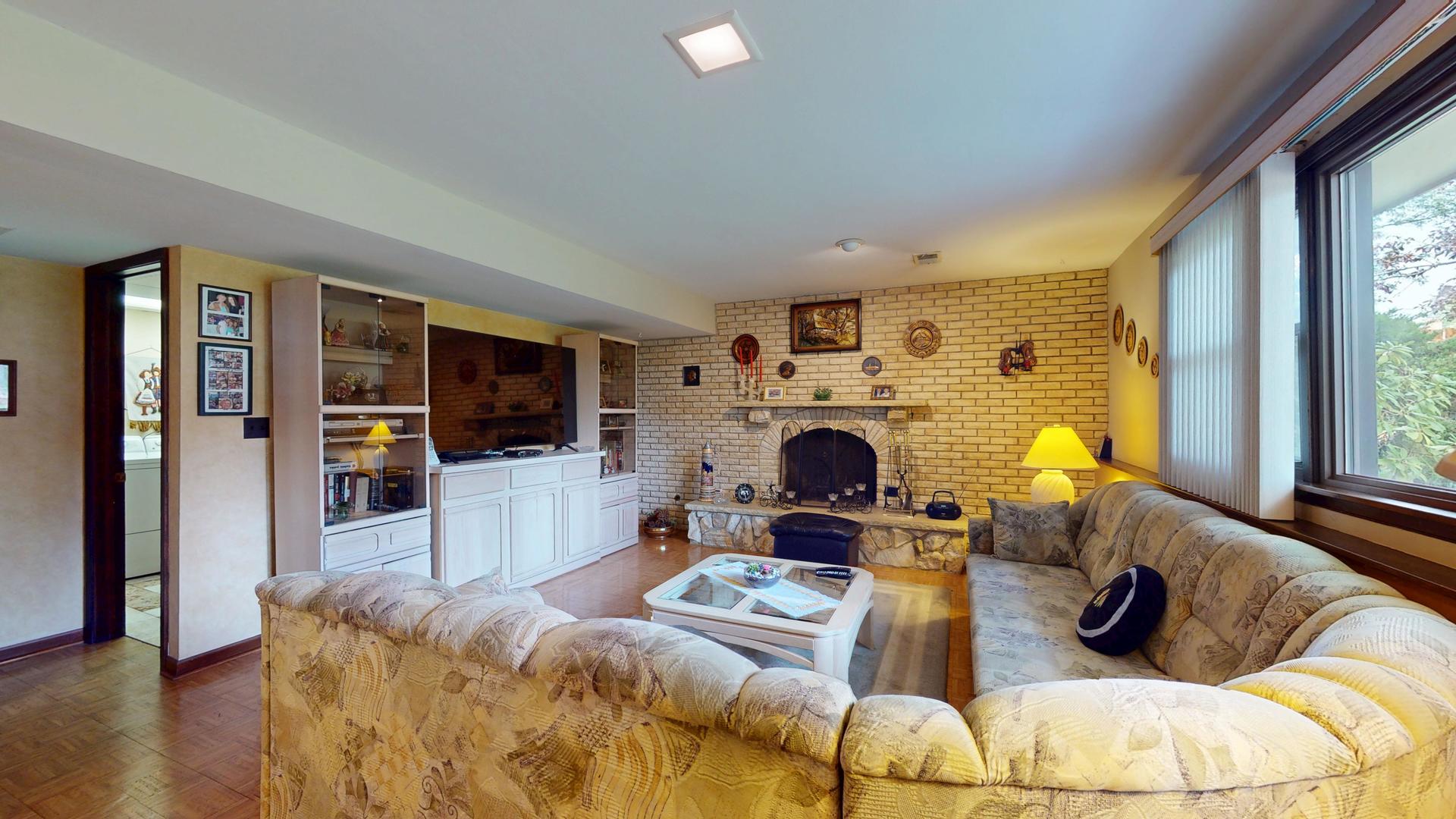 1608 E Crabtree Drive, Arlington Heights, IL 60004