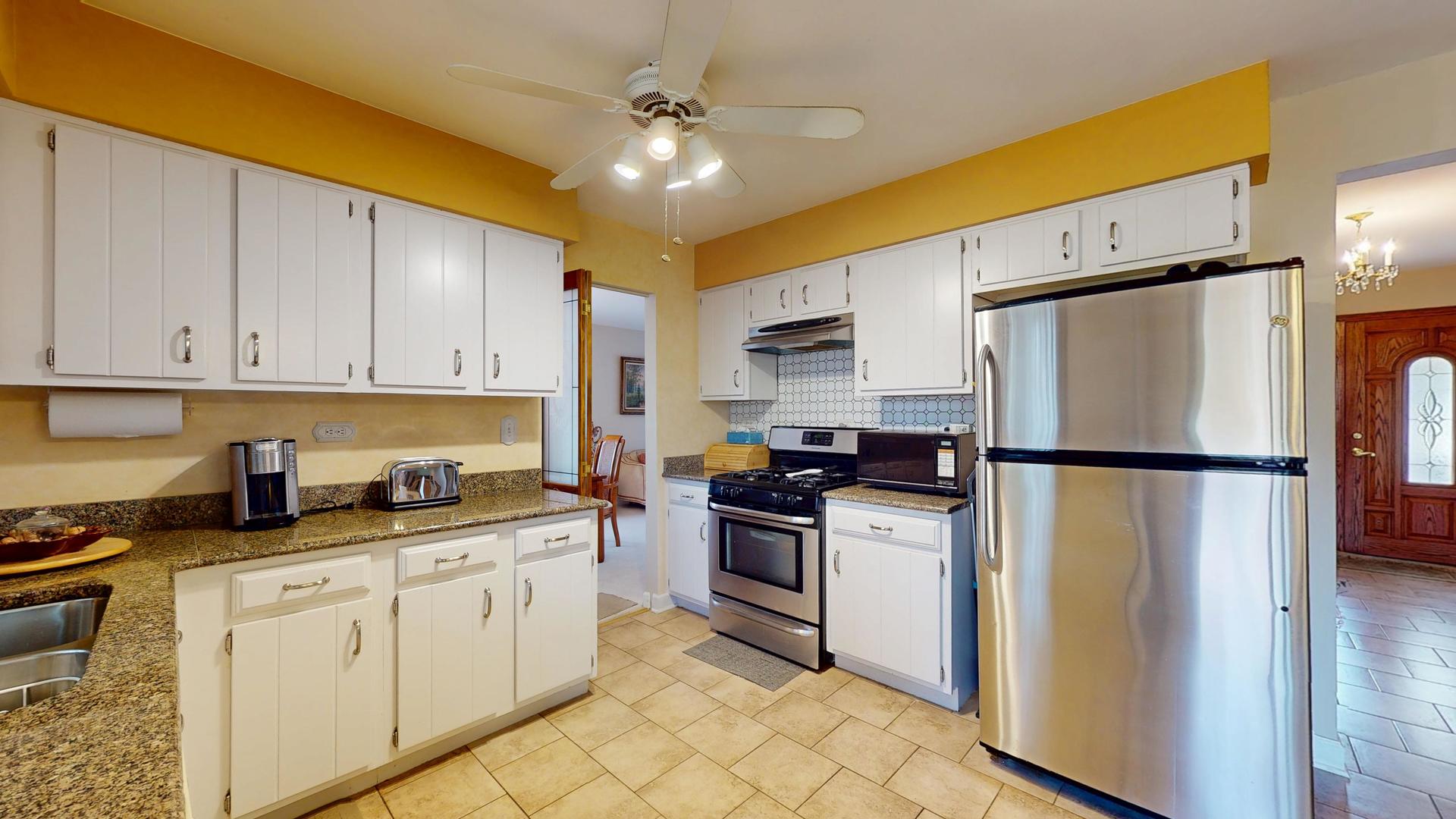1608 E Crabtree Drive, Arlington Heights, IL 60004