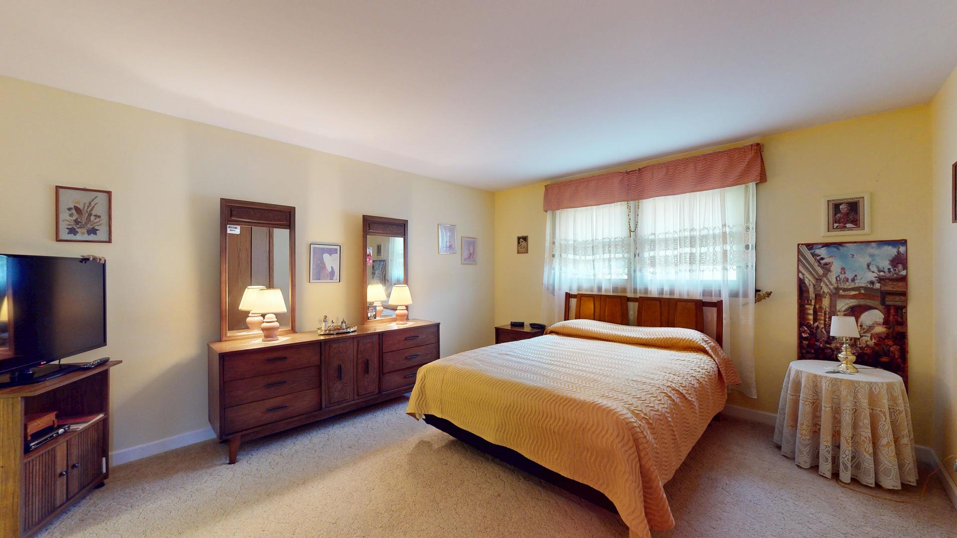 1608 E Crabtree Drive, Arlington Heights, IL 60004