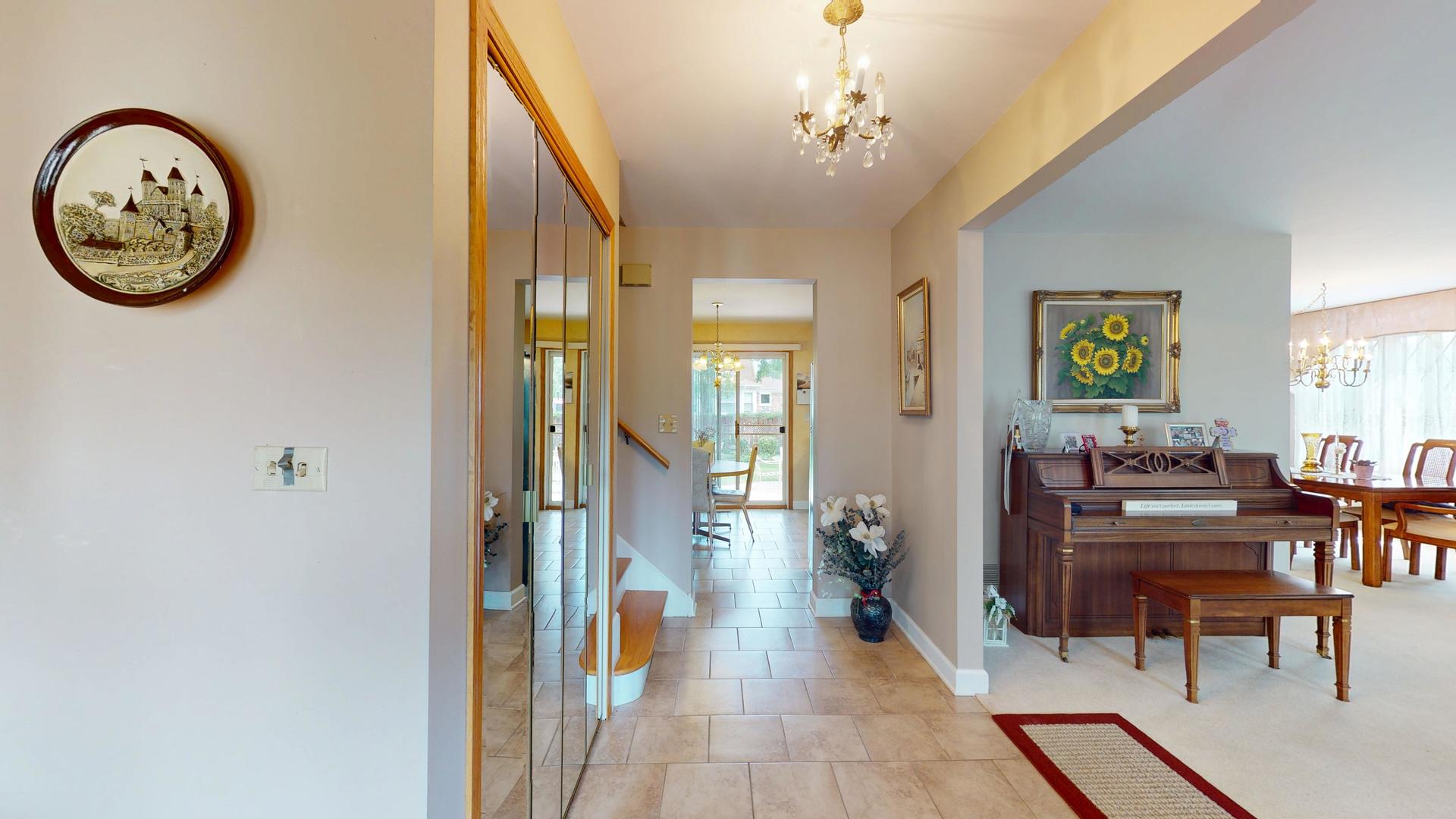 1608 E Crabtree Drive, Arlington Heights, IL 60004