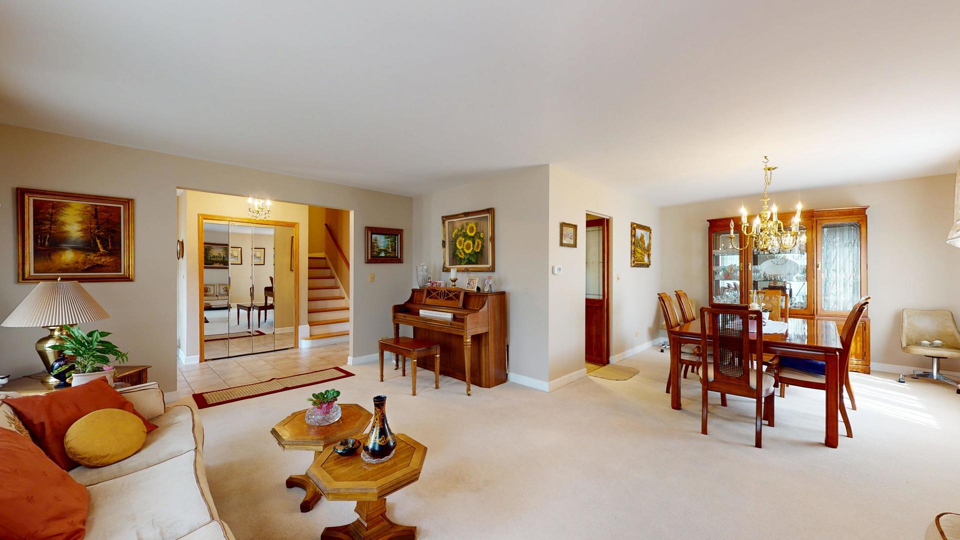 1608 E Crabtree Drive, Arlington Heights, IL 60004