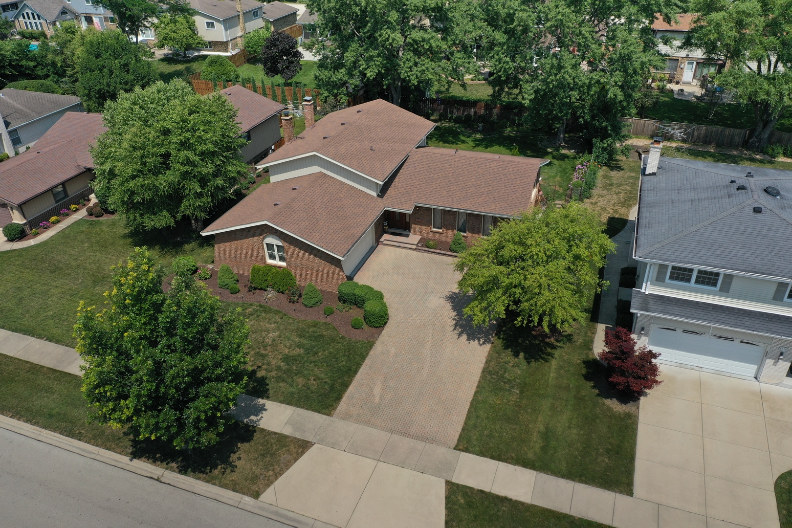 1608 E Crabtree Drive, Arlington Heights, IL 60004