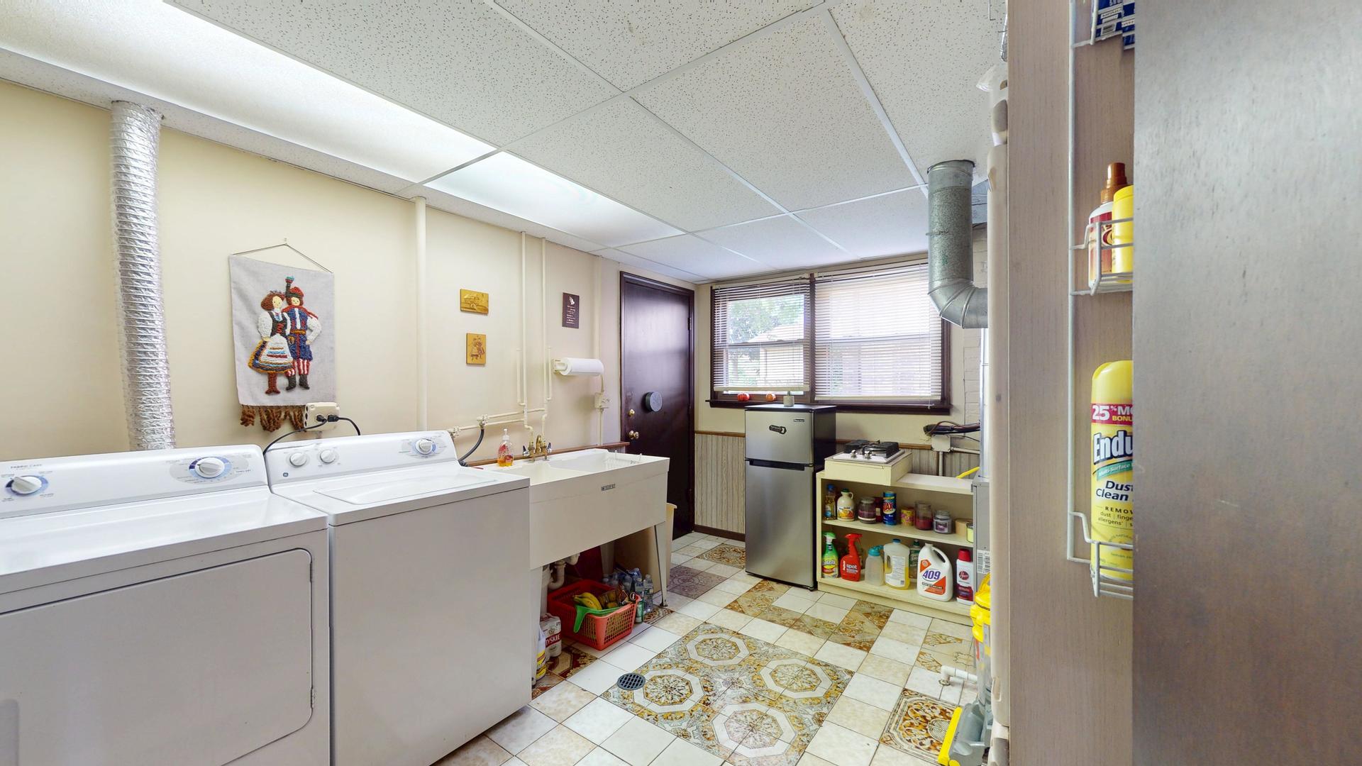 1608 E Crabtree Drive, Arlington Heights, IL 60004