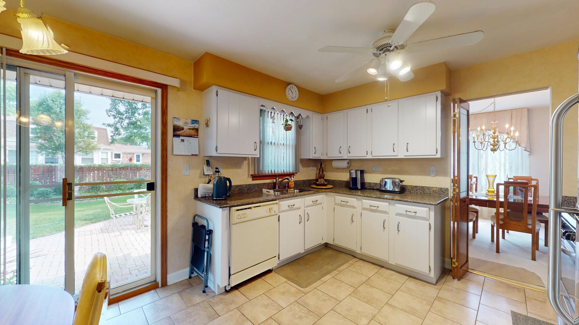 1608 E Crabtree Drive, Arlington Heights, IL 60004