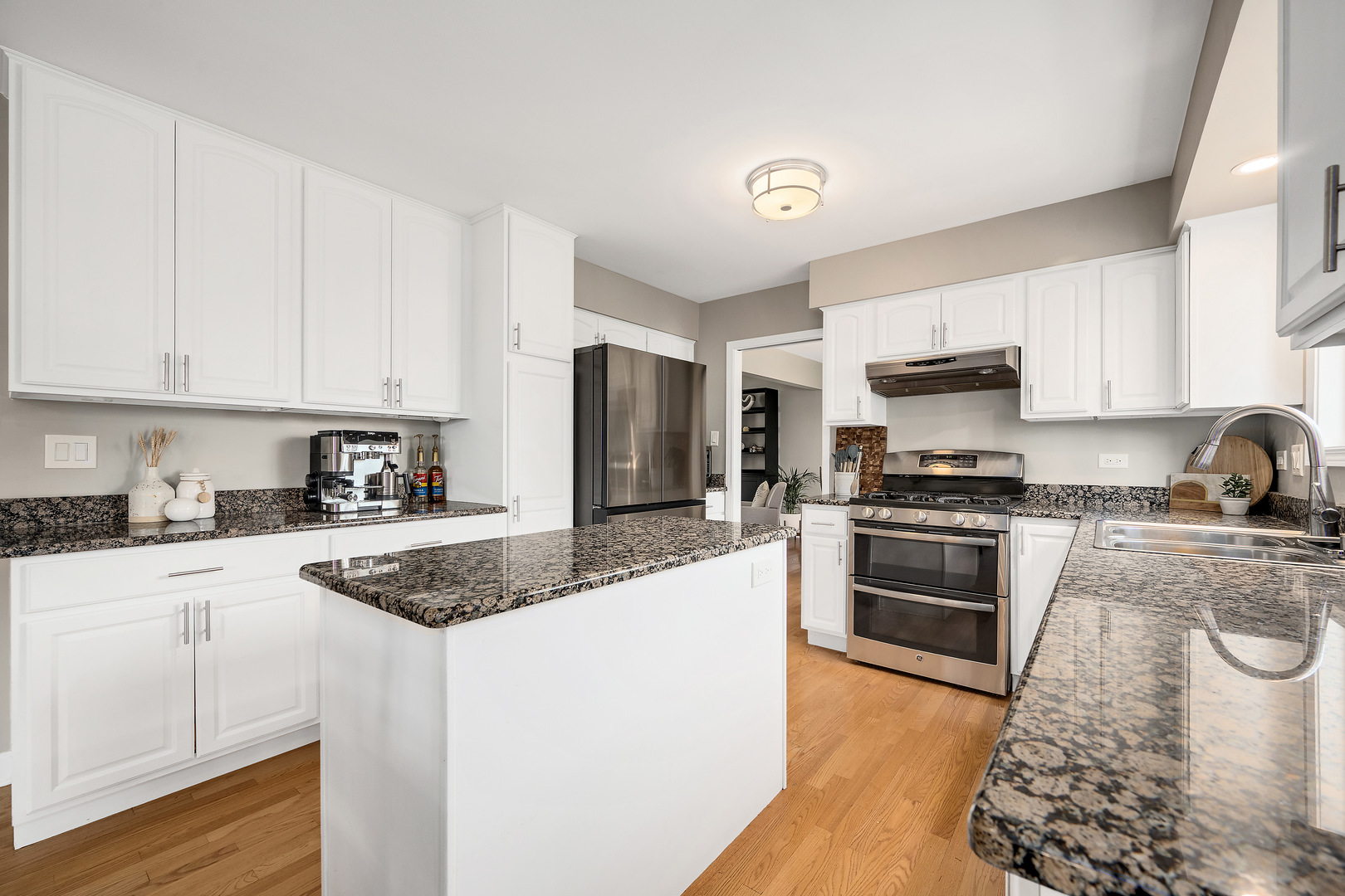1906 Concord Drive, Downers Grove, IL 60516