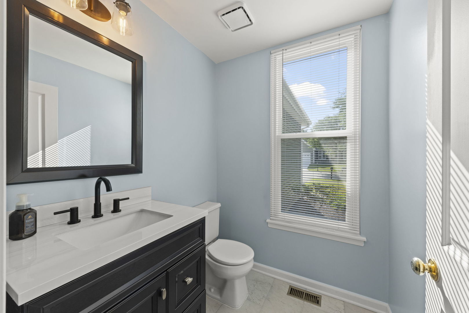 2031 Edinburgh Lane, Aurora, IL 60504