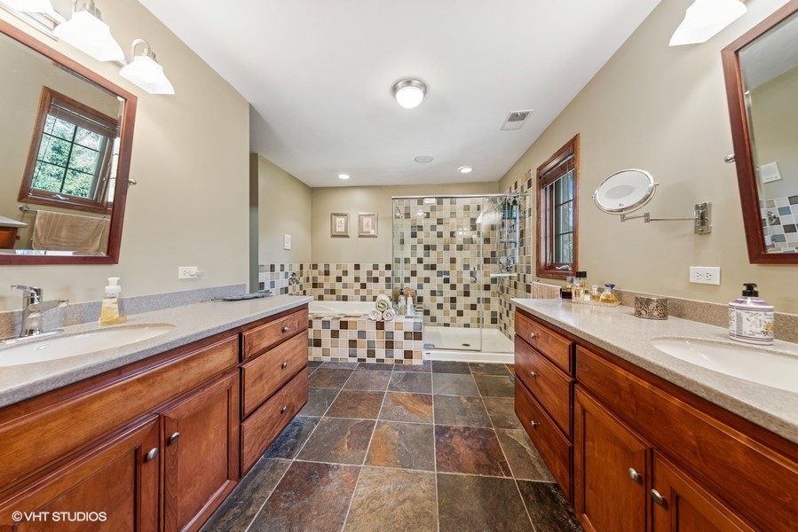 9032 Wolf Road, Willow Springs, IL 60480