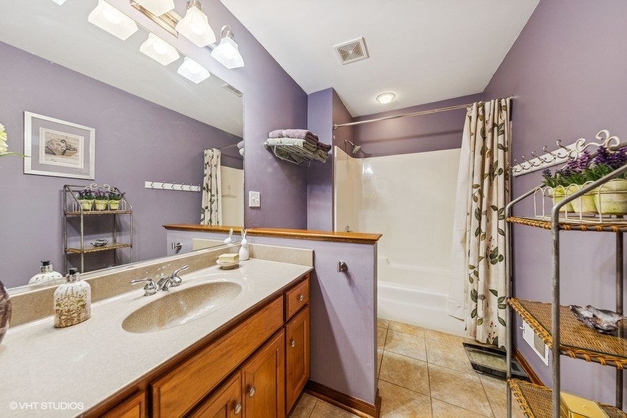 9032 Wolf Road, Willow Springs, IL 60480