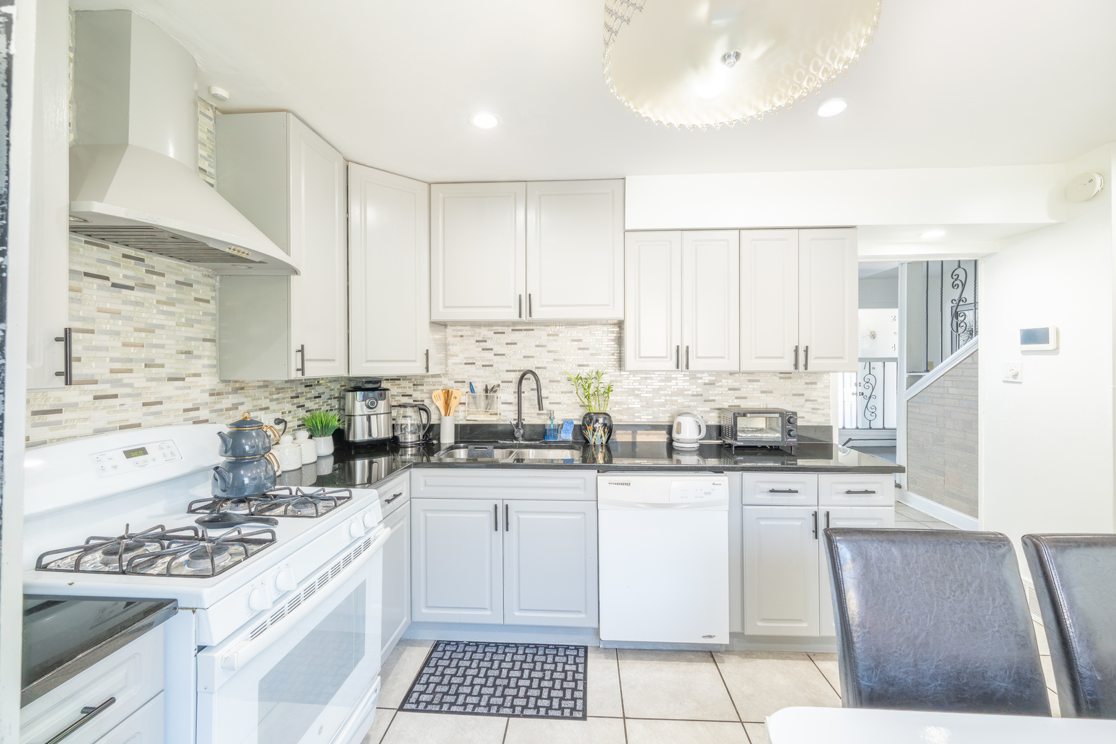 9664 LOIS Drive #A, Des Plaines, IL 60016