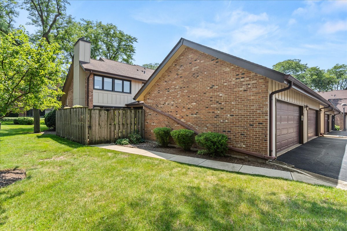 40 Kyle Court, Willowbrook, IL 60527