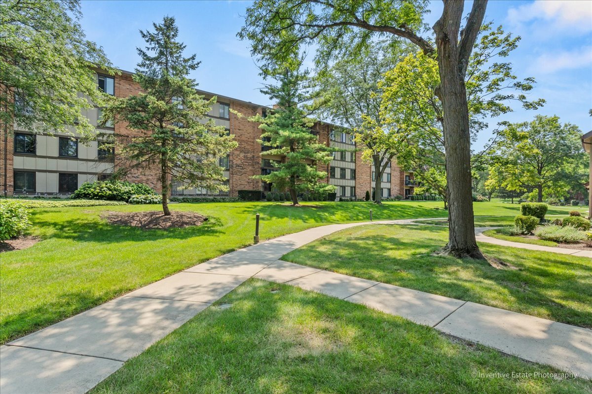 40 Kyle Court, Willowbrook, IL 60527