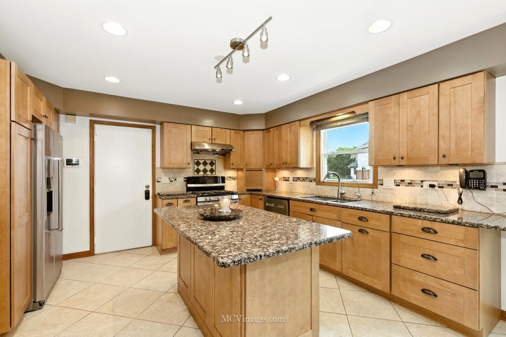 3835 Huntington Boulevard, Hoffman Estates, IL 60192